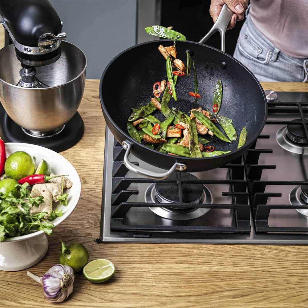 KitchenAid - Kaltinis grūdinto aliuminio vokas su pagalbine rankena - juodas - 30 cm