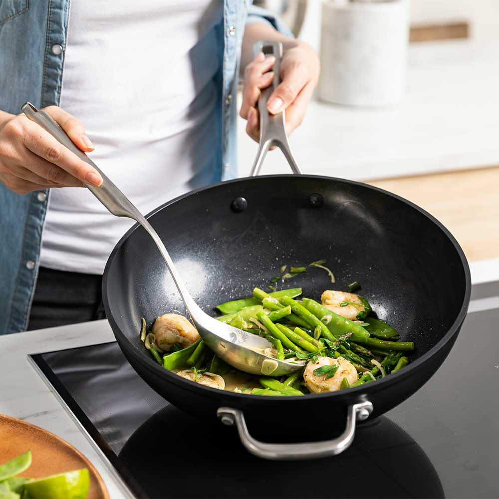 KitchenAid - Kaltinis grūdinto aliuminio vokas su pagalbine rankena - juodas - 30 cm