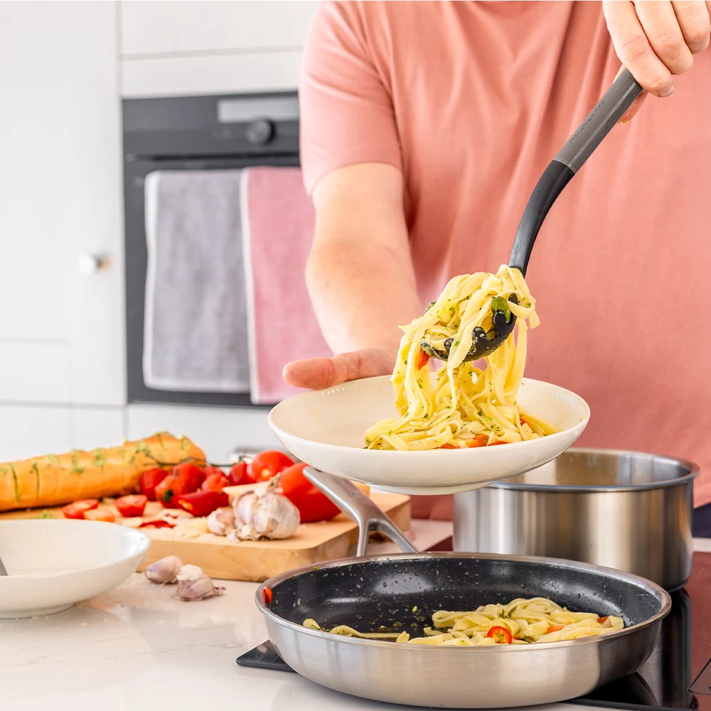 KitchenAid medžio anglies pilkos spalvos makaronų šaukštas