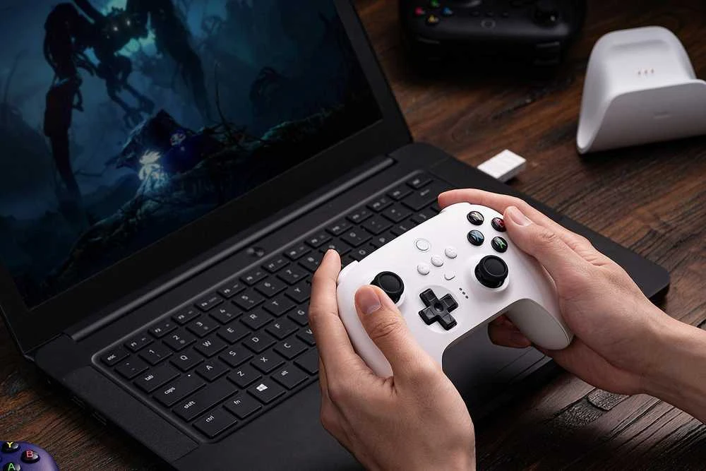8BitDo Ultimate 2.4G Pad PC Hall Ed/Baltas