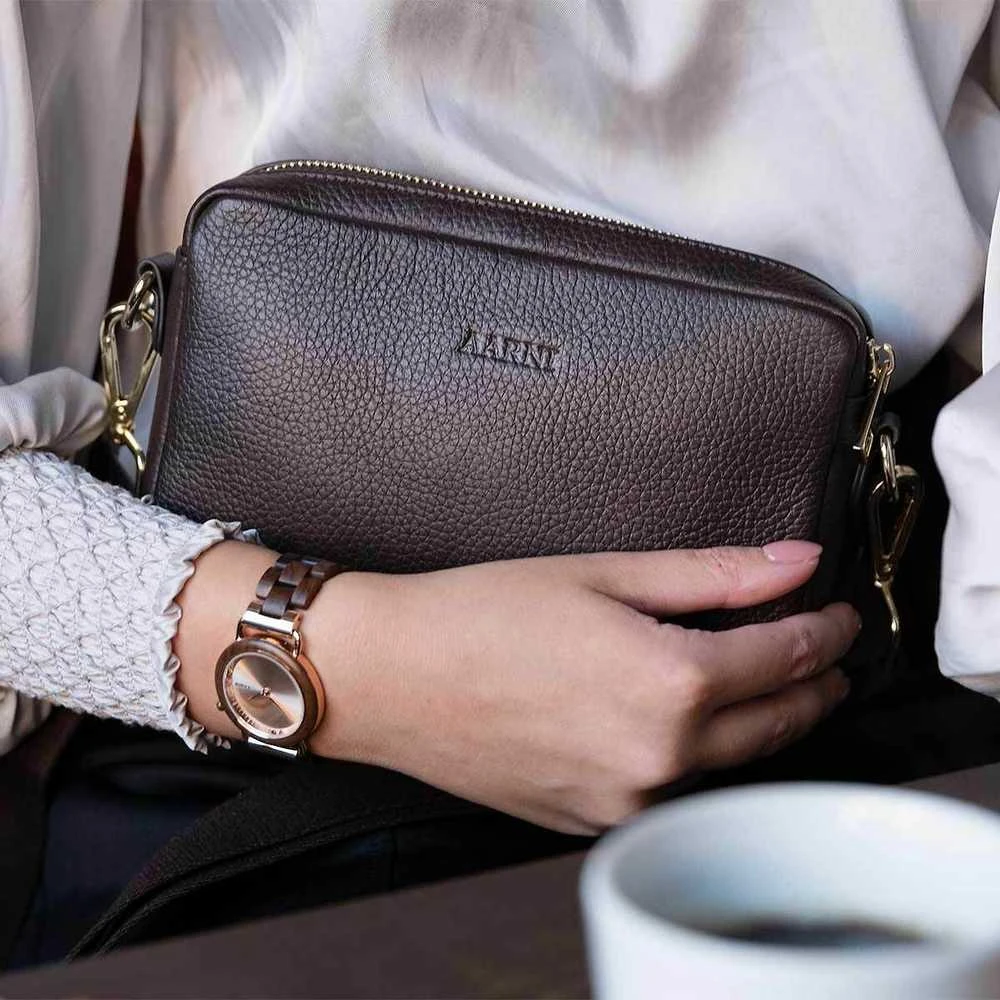 Aarni Crossbody Bag -olkalaukku, musta, kultainen vetoketju