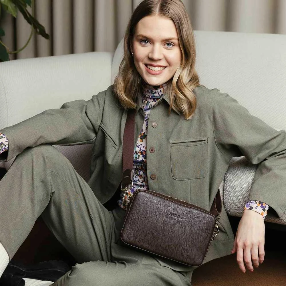 Aarni Large Crossbody Bag -olkalaukku, tummanruskea/kulta