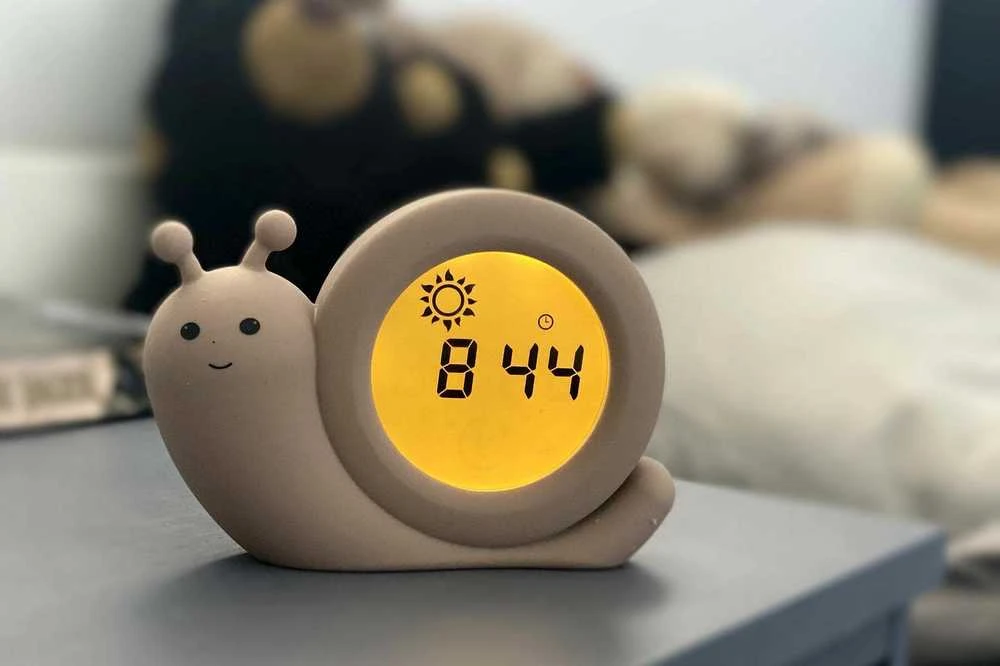 Alecto Baby Simon Snail -unirytmiä opettava herätyskello, taupe