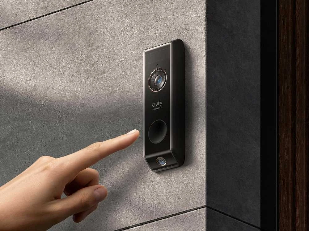 Anker Eufy Video Doorbell 2K su HomeBase, maitinama baterija