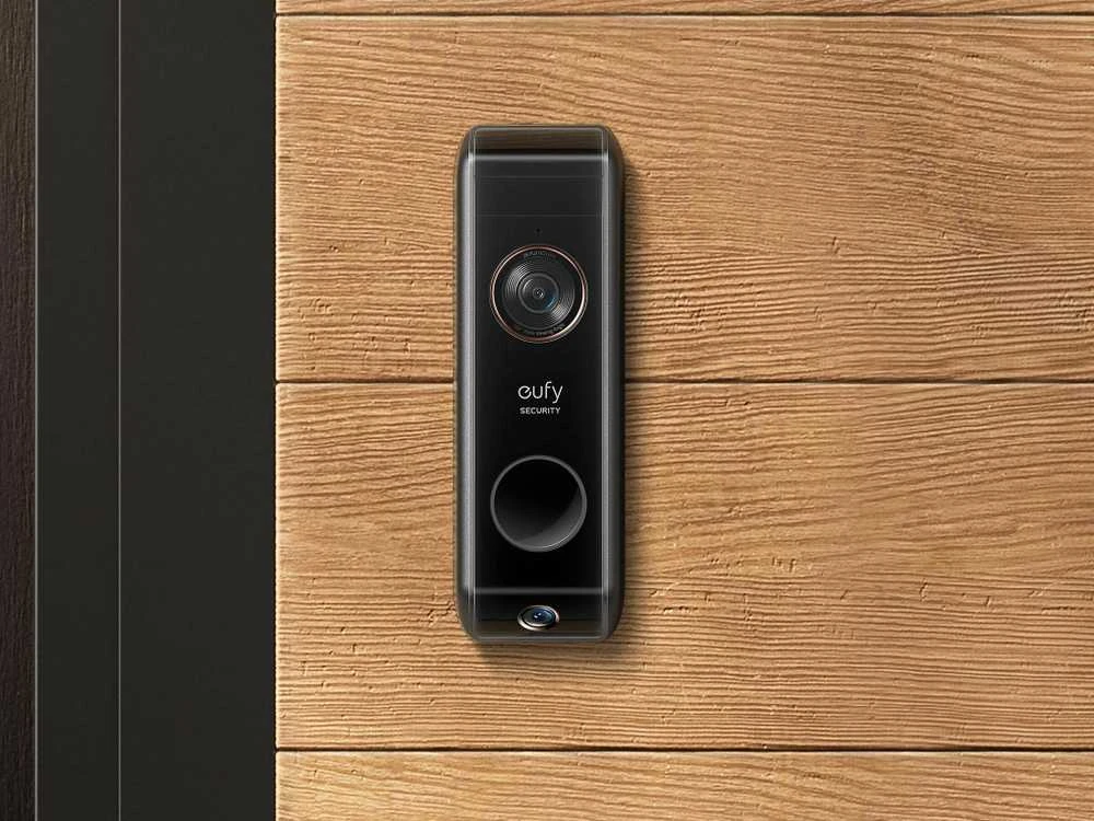 Anker Eufy Video Doorbell 2K su HomeBase, maitinama baterija