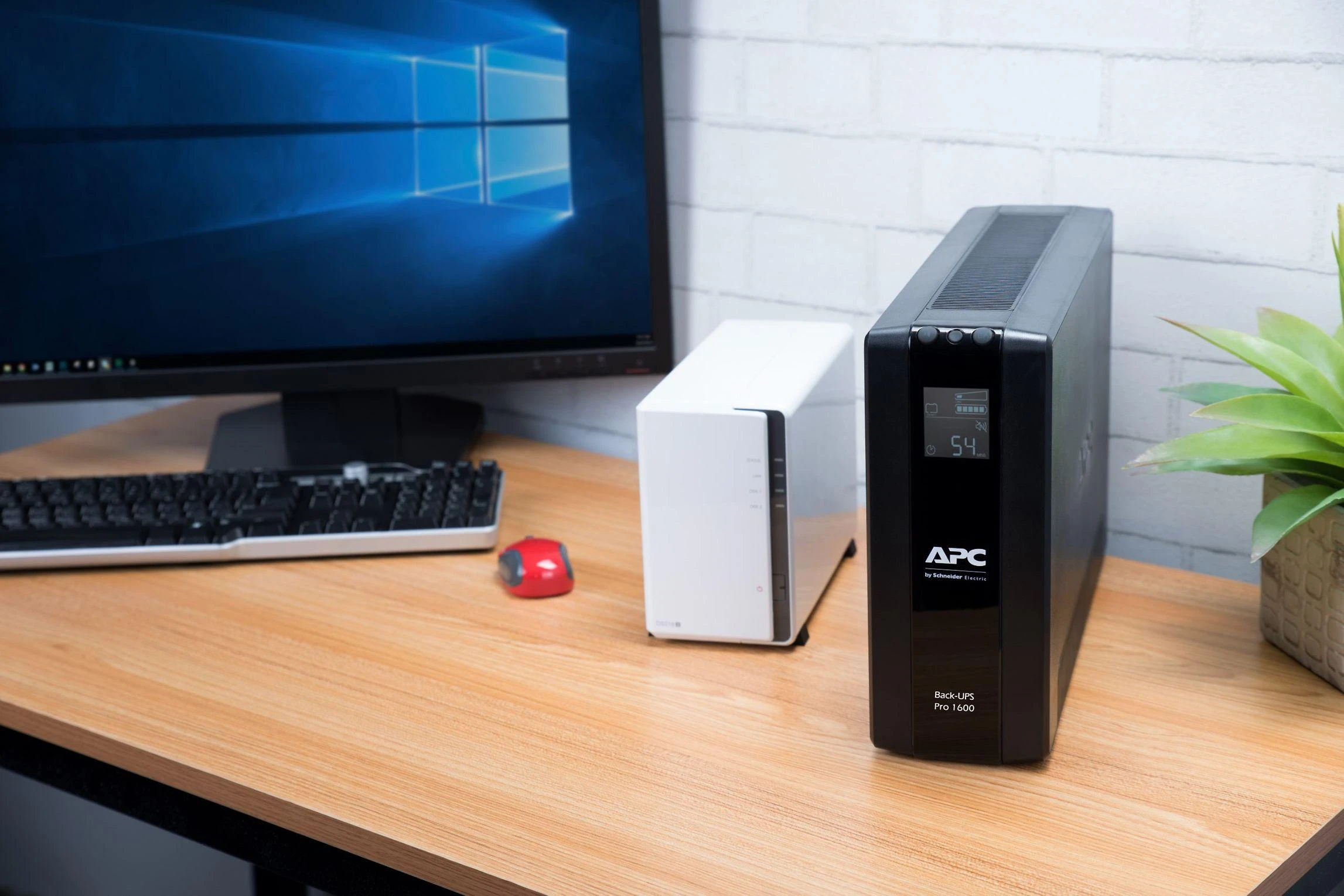 APC BACK UPS PRO BR 1600VA, 8 OUTLETS, AVR, LCD SĄSAJA