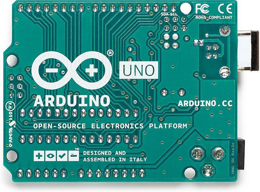 Arduino Uno apatinė pusė su elektronikos takeliais