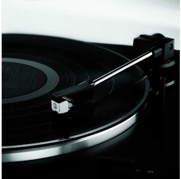Visiškai automatinis patefonas su diržine pavara Audio Technica AT-LP60XBK