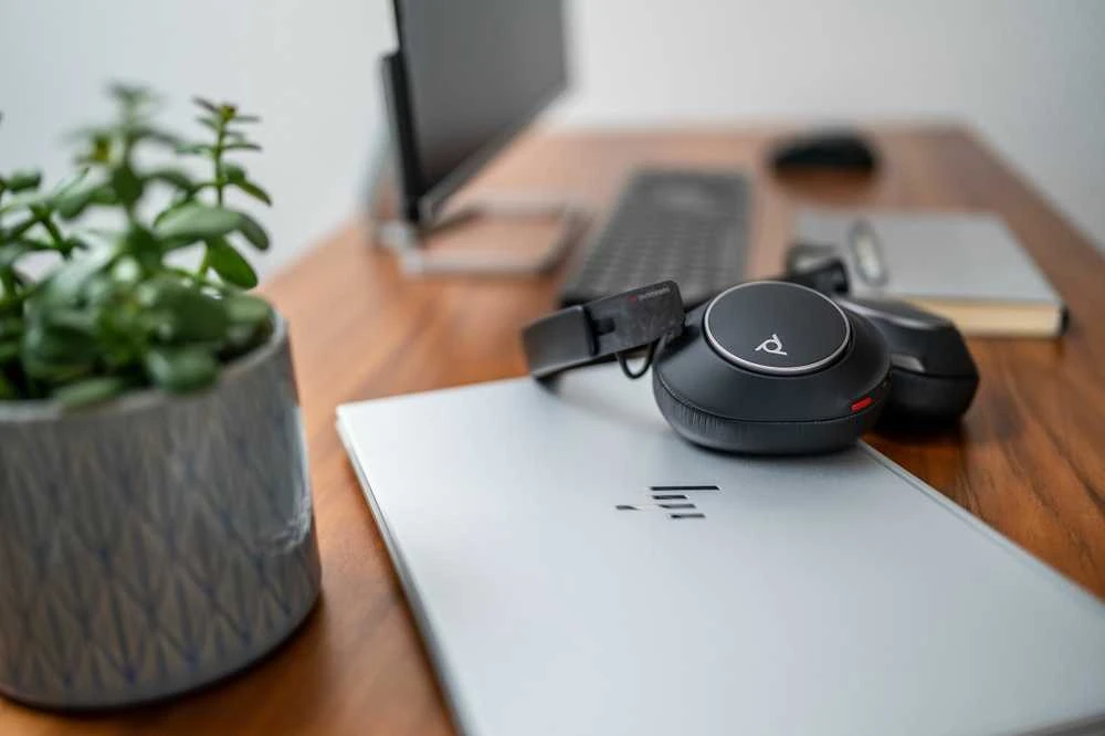 „Poly Voyager Surround 80 UC“ USB-C ausinės + USB-C/A adapteris, sertifikuotas „Microsoft Teams“ (8G7U0AA)