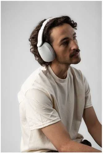 Baltos Skullcandy Hesh ausinės ant vartotojo galvos