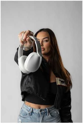 „Skullcandy Hesh 360“ ausinės, uždengtos ausimis, baltos, su kaulo spalvos danga.