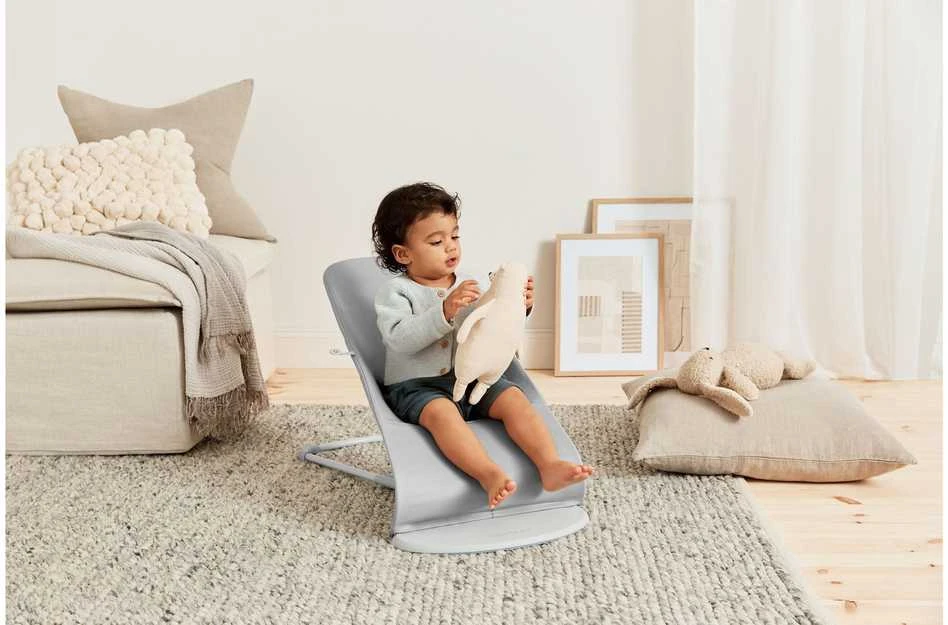 BabyBjörn Bliss Woven Bundle - sitteri + lelu, šviesiai pilkos/Googly Eyes (pastelli)