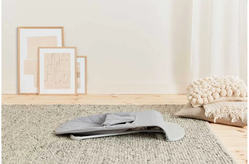 BabyBjörn Bliss Woven Bundle - sitteri + lelu, šviesiai pilkos/Googly Eyes (pastelli)