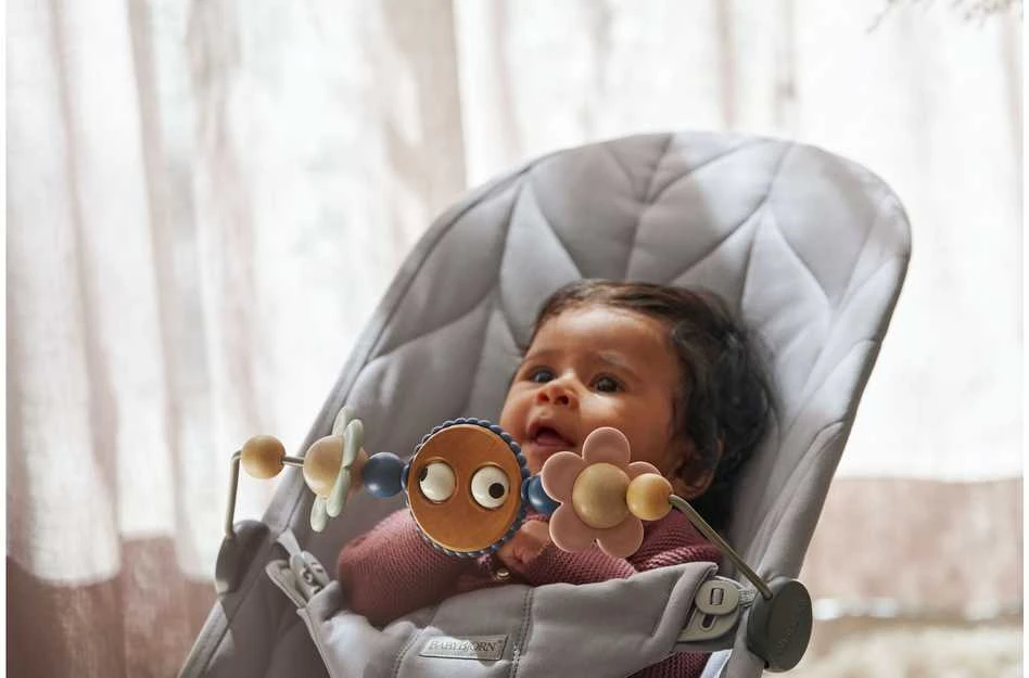 BabyBjörn Bliss Woven Bundle - sitteri + lelu, šviesiai pilkos/Googly Eyes (pastelli)