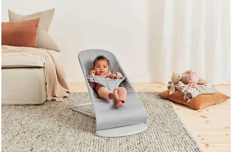BabyBjörn Bliss Woven Bundle - sitteri + lelu, šviesiai pilkos/Googly Eyes (pastelli)