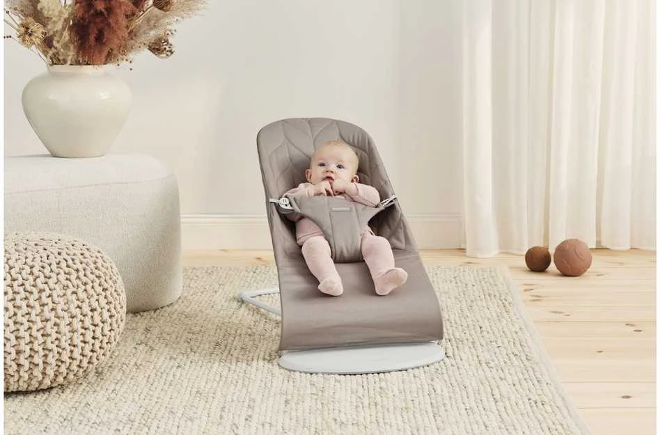 BABYBJORN gultukas BLISS Woven Petal Quilt, sand pilkas, 006317 (Nemokamas pristatymas)