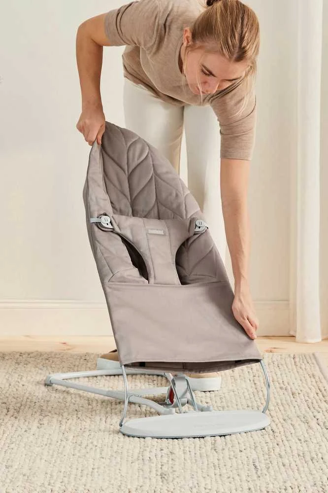 BABYBJORN gultukas BLISS Woven Petal Quilt, sand pilkas, 006317 (Nemokamas pristatymas)