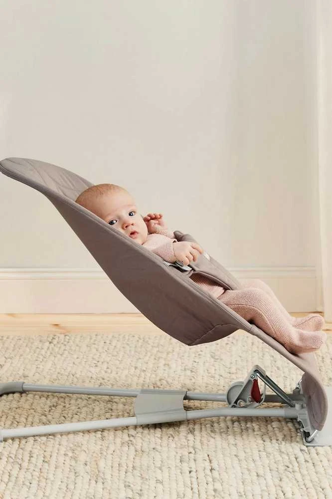 BABYBJORN gultukas BLISS Woven Petal Quilt, sand pilkas, 006317 (Nemokamas pristatymas)