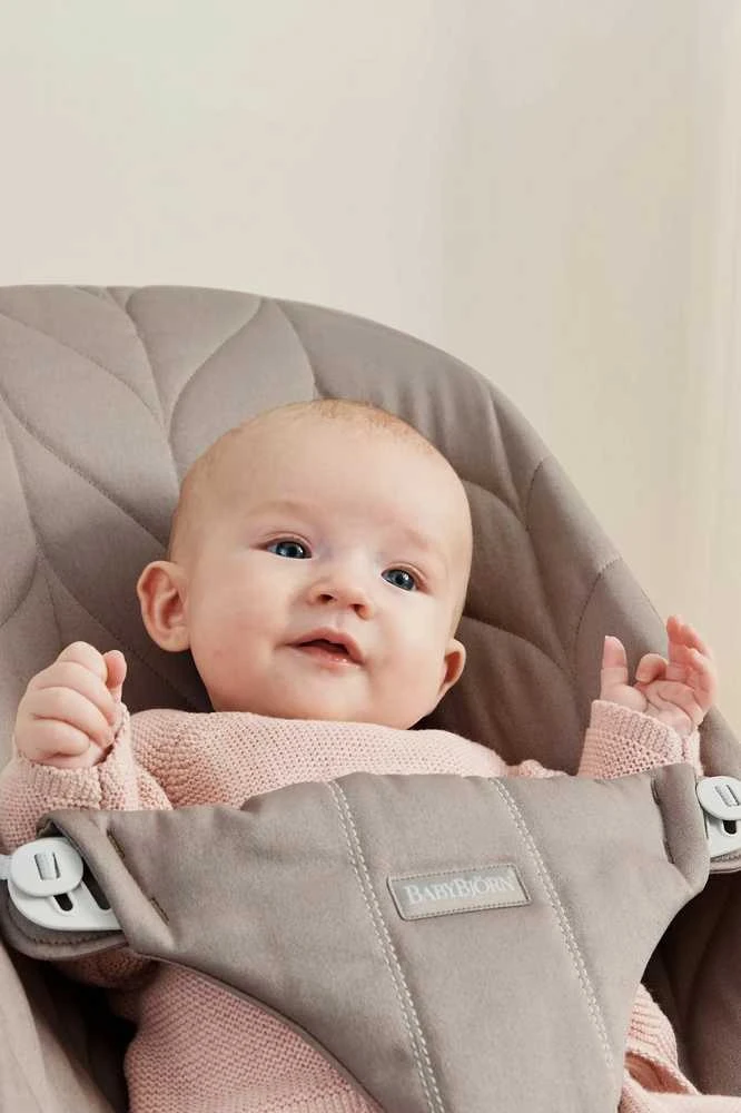 BABYBJORN gultukas BLISS Woven Petal Quilt, sand pilkas, 006317 (Nemokamas pristatymas)
