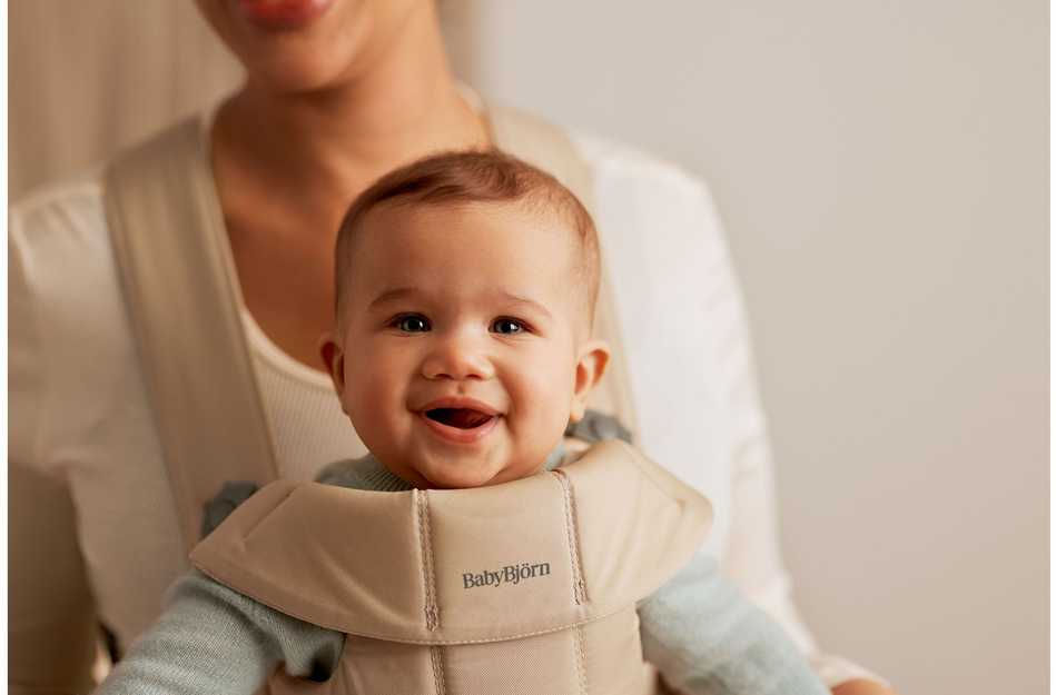BabyBjörn Mini kūdikio nešioklė naujagimiams 3,2–11 kg, smėlinė, modelis 21026