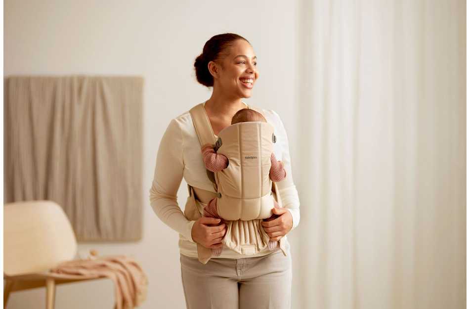 BabyBjörn Mini kūdikio nešioklė naujagimiams 3,2–11 kg, smėlinė, modelis 21026