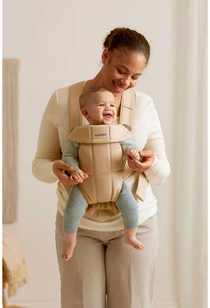 BabyBjörn Mini kūdikio nešioklė naujagimiams 3,2–11 kg, smėlinė, modelis 21026