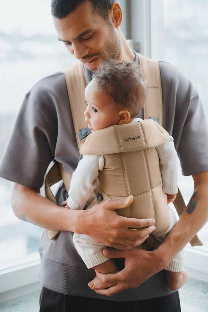 BabyBjörn Mini kūdikio nešioklė naujagimiams 3,2–11 kg, smėlinė, modelis 21026