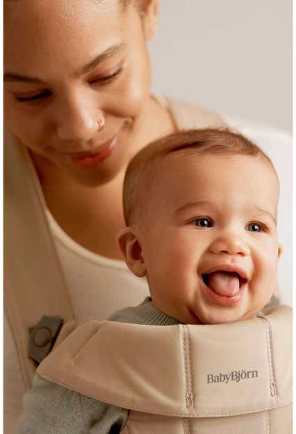 BabyBjörn Mini kūdikio nešioklė naujagimiams 3,2–11 kg, smėlinė, modelis 21026