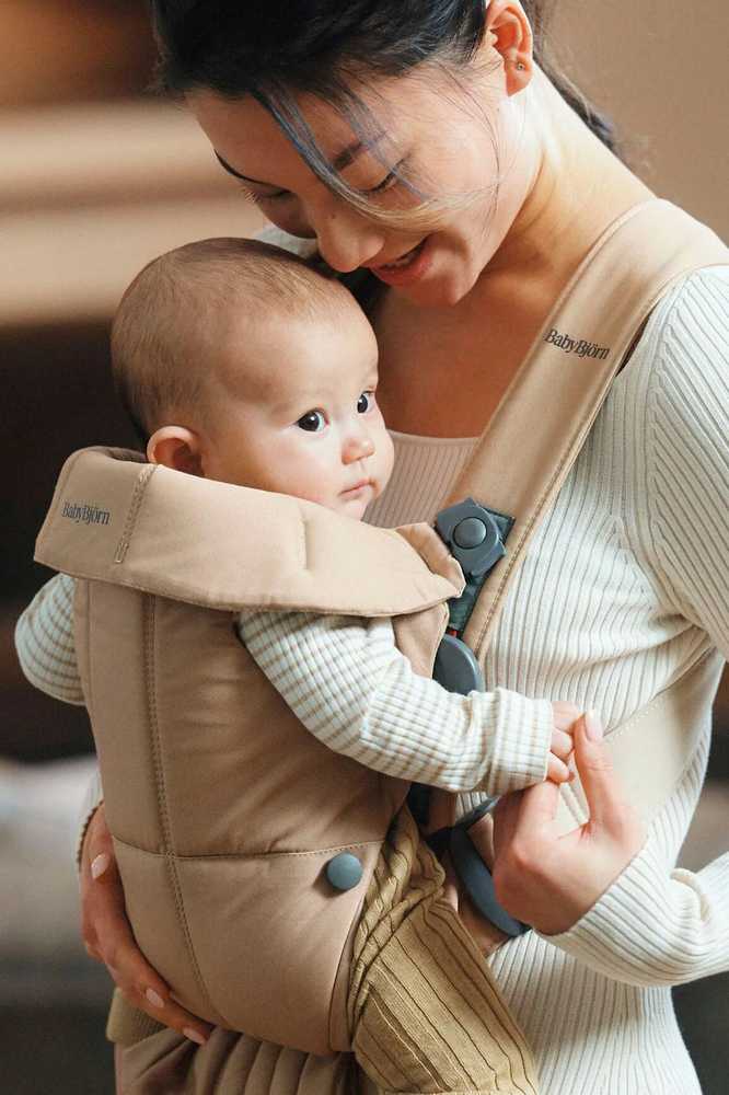 BabyBjörn Mini kūdikio nešioklė naujagimiams 3,2–11 kg, smėlinė, modelis 21026