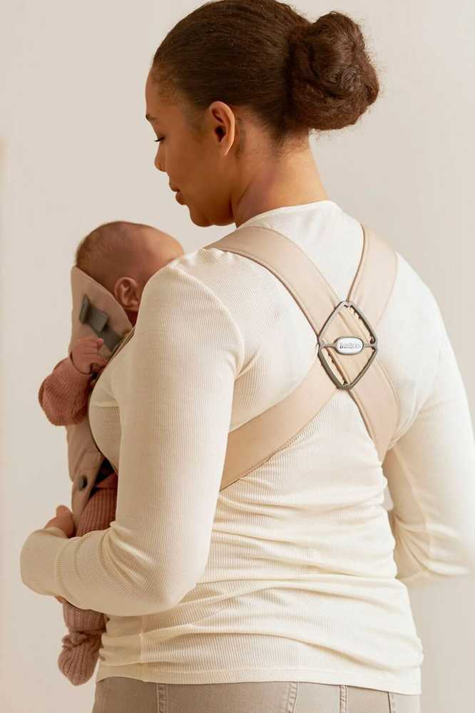 BabyBjörn Mini kūdikio nešioklė naujagimiams 3,2–11 kg, smėlinė, modelis 21026