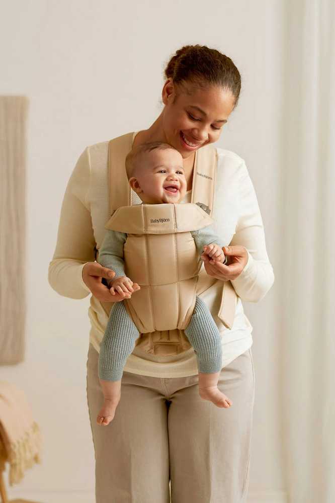 BabyBjörn Mini kūdikio nešioklė naujagimiams 3,2–11 kg, smėlinė, modelis 21026