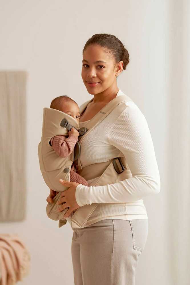 BabyBjörn Mini kūdikio nešioklė naujagimiams 3,2–11 kg, smėlinė, modelis 21026