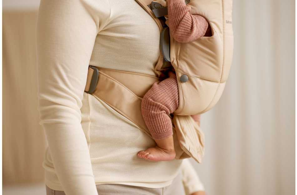 BabyBjörn Mini kūdikio nešioklė naujagimiams 3,2–11 kg, smėlinė, modelis 21026