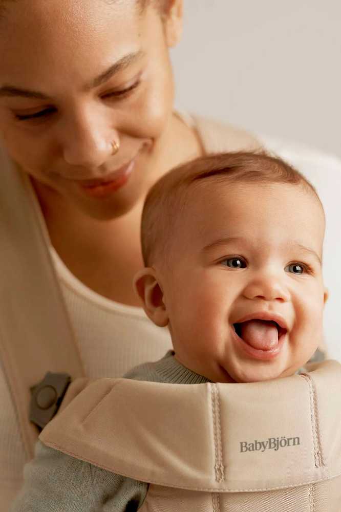 BabyBjörn Mini kūdikio nešioklė naujagimiams 3,2–11 kg, smėlinė, modelis 21026