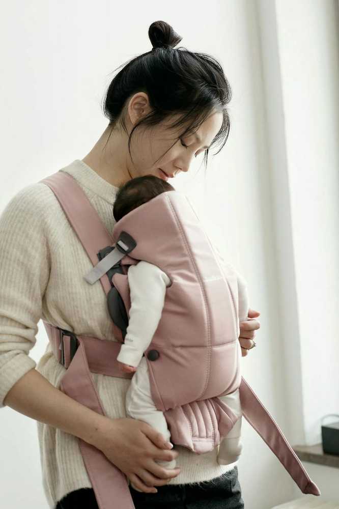 BabyBjorn Baby Carrier Mini Woven – maža nešynė naujagimiui | Rožinė
