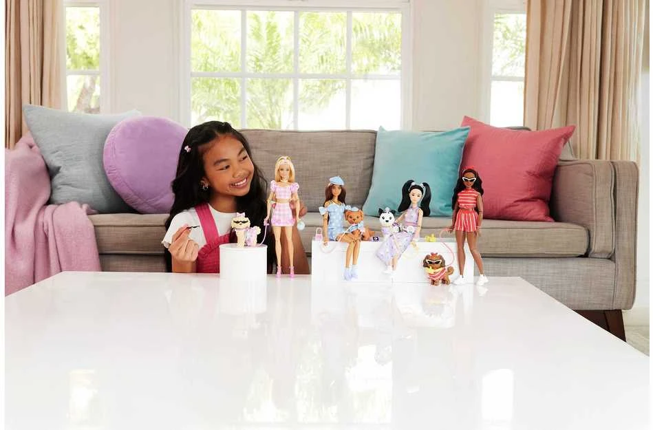 Mattel BARBIE TWINNING LOOKS tamsiaplaukės lėlės ir šunelio rinkinys (JFP38)
