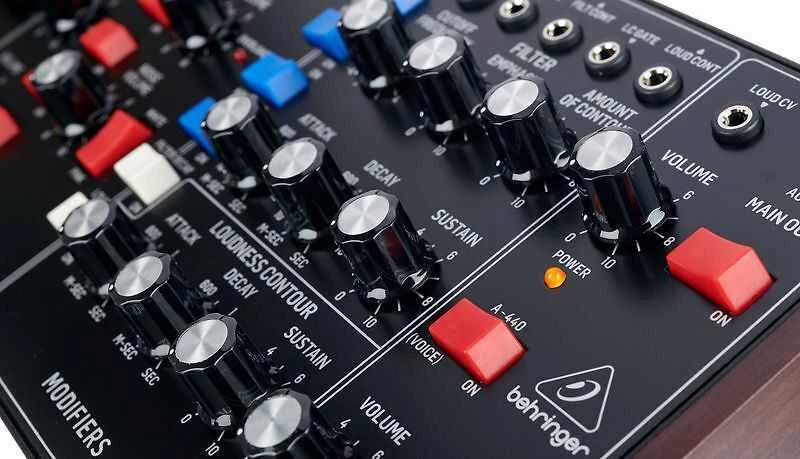 Behringer Model D Juoda