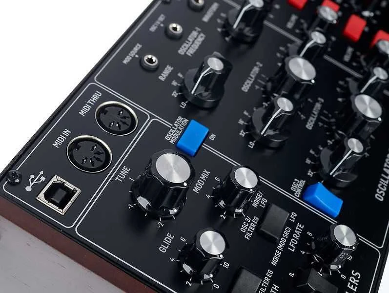 Behringer Model D Juoda