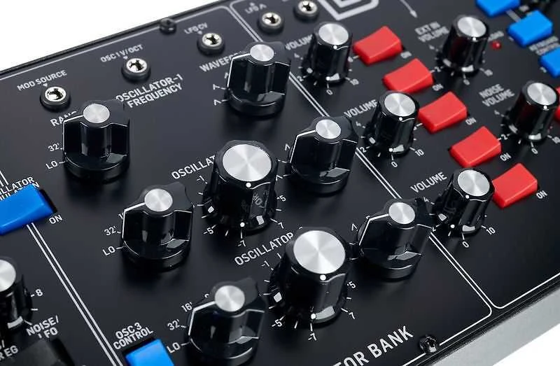 Behringer Model D Juoda