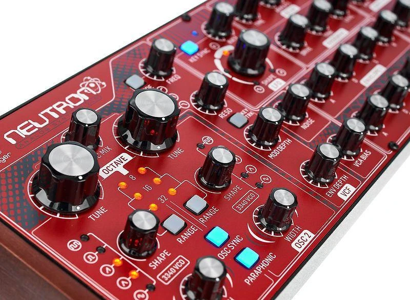 Behringer NEUTRON analoginis sintezatorius, raudonas