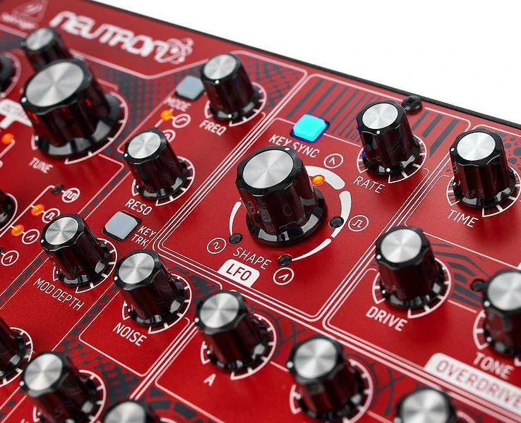 Behringer NEUTRON analoginis sintezatorius, raudonas