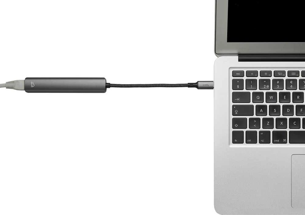 USB-C šakotuvas su eterneto jungtimi ir prijungtu kompiuteriu