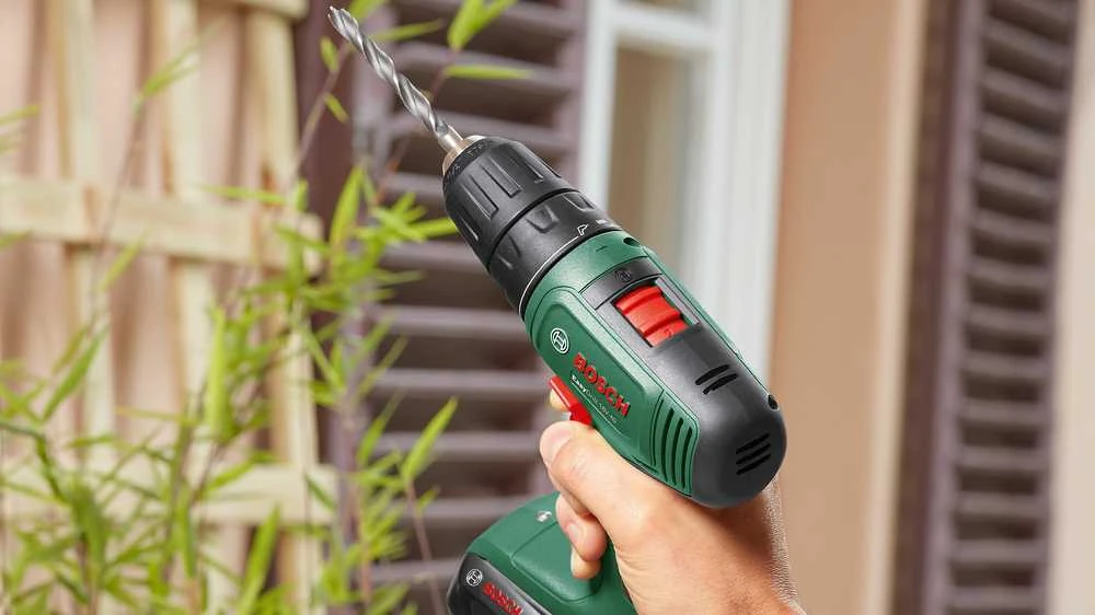 Bosch EasyDrill gręžtuvas su suktuvas rankoje