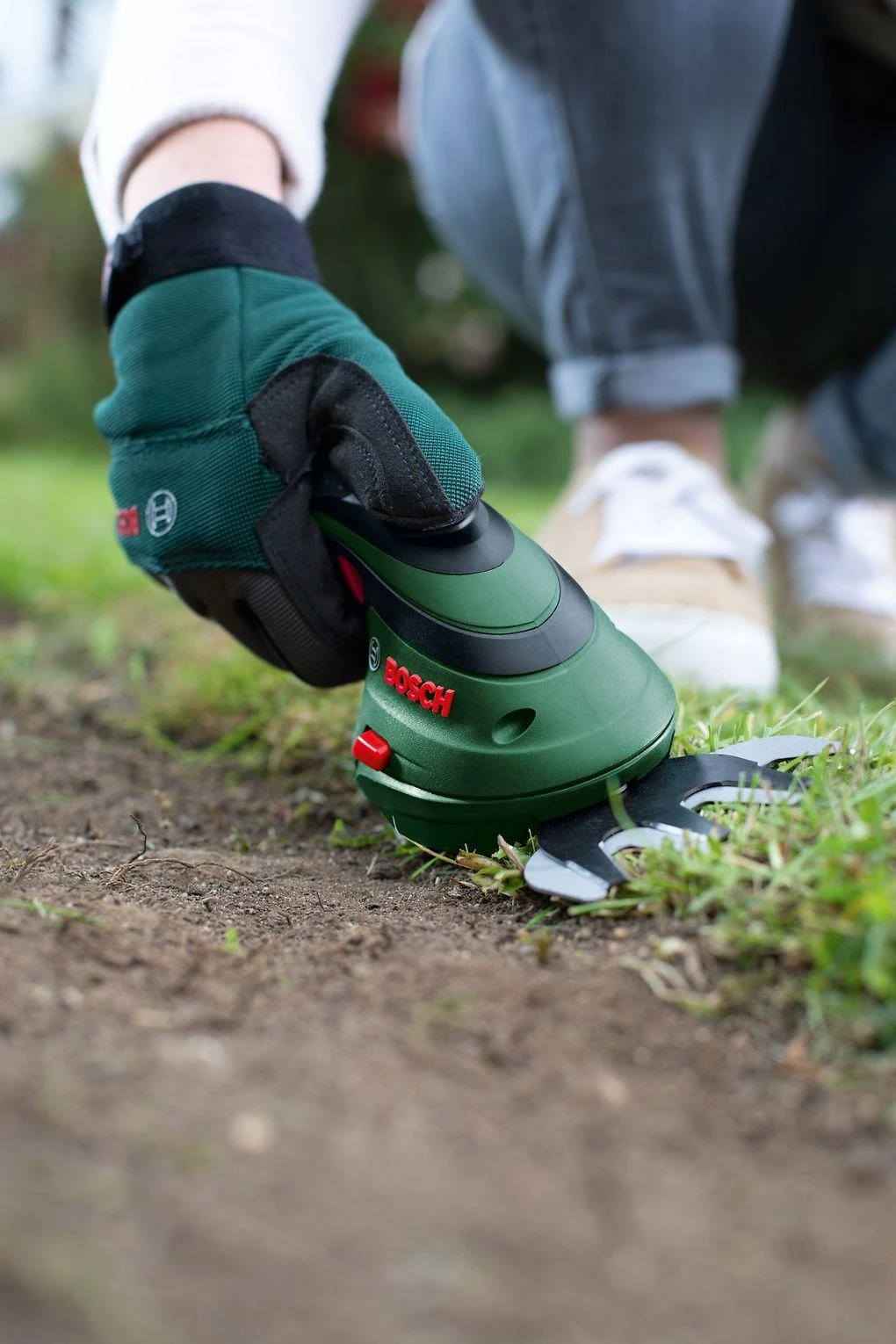 Krūmų ir žolės akumuliatorinių žirklių rinkinys Bosch Isio