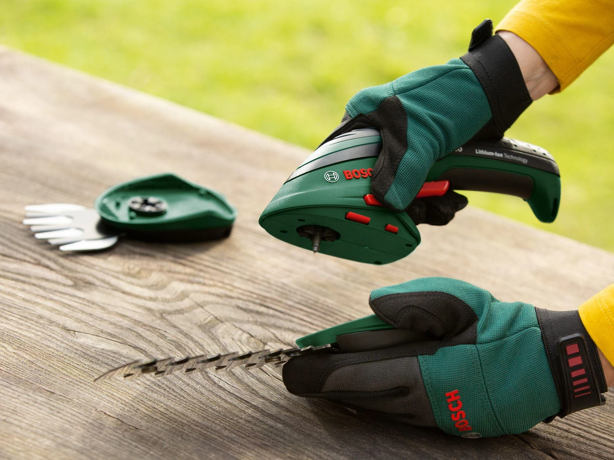 Krūmų ir žolės akumuliatorinių žirklių rinkinys Bosch Isio