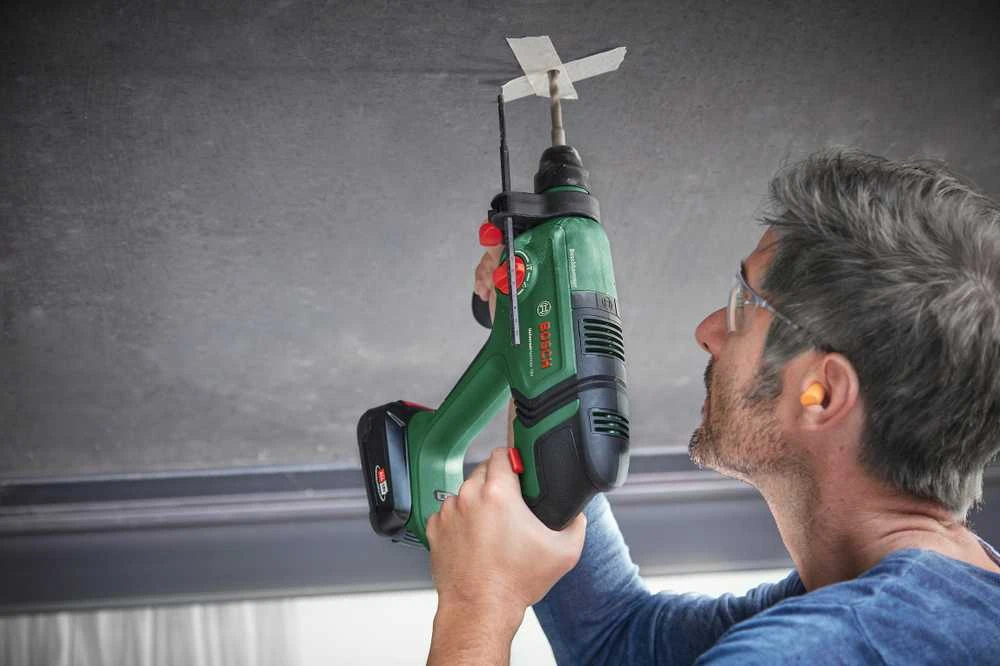 Bosch UniversalHammer 18V be akumuliatoriaus ir kroviklio Akum.perforatorius