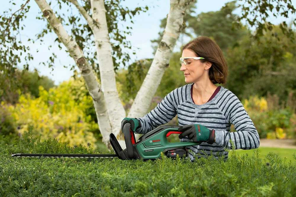 Akumuliatorinės gyvatvorių žirklės Bosch Universal HedgeCut 18-55