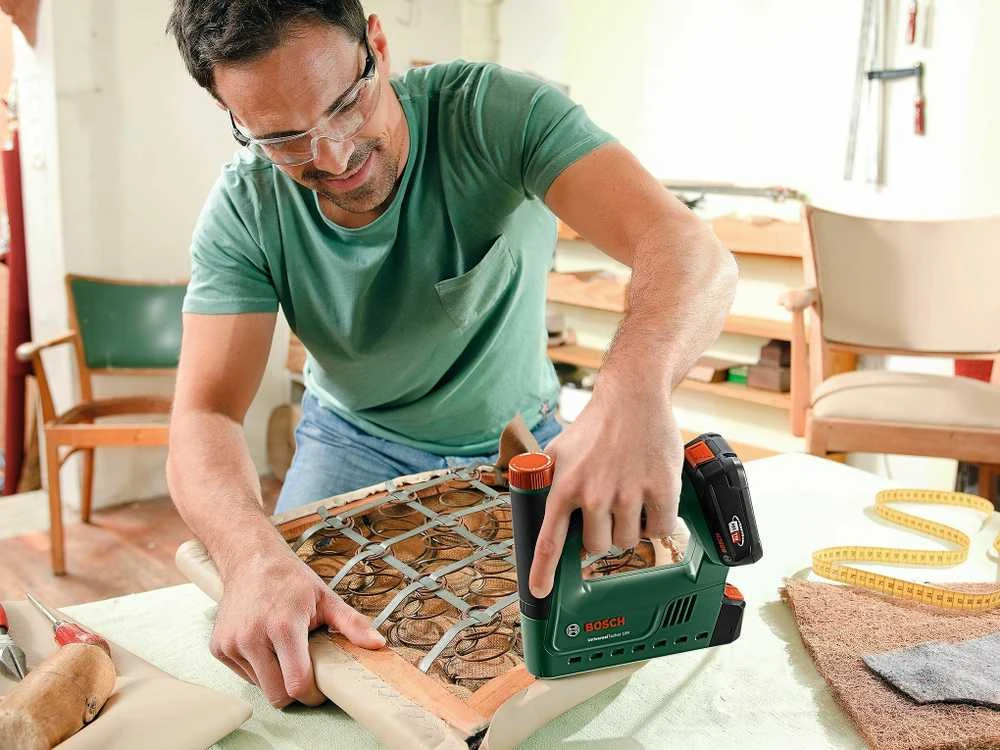 Bosch Akumuliatorinis segiklis UniversalTacker18V-14 be akumuliatoriaus ir kroviklio