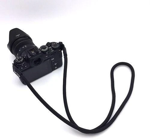 Juodas virvės tipo fotoaparato dirželis