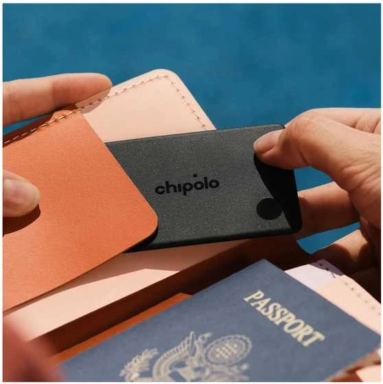 „Chipolo CARD“ – belaidis įkraunamas plonas „Bluetooth“ sekiklis, skirtas „iOS“ ir „Android“, anglies spalvos
